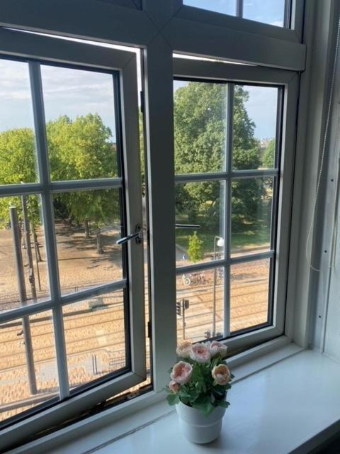 Danhostel Odense City Esterno foto A window with secondary glazing