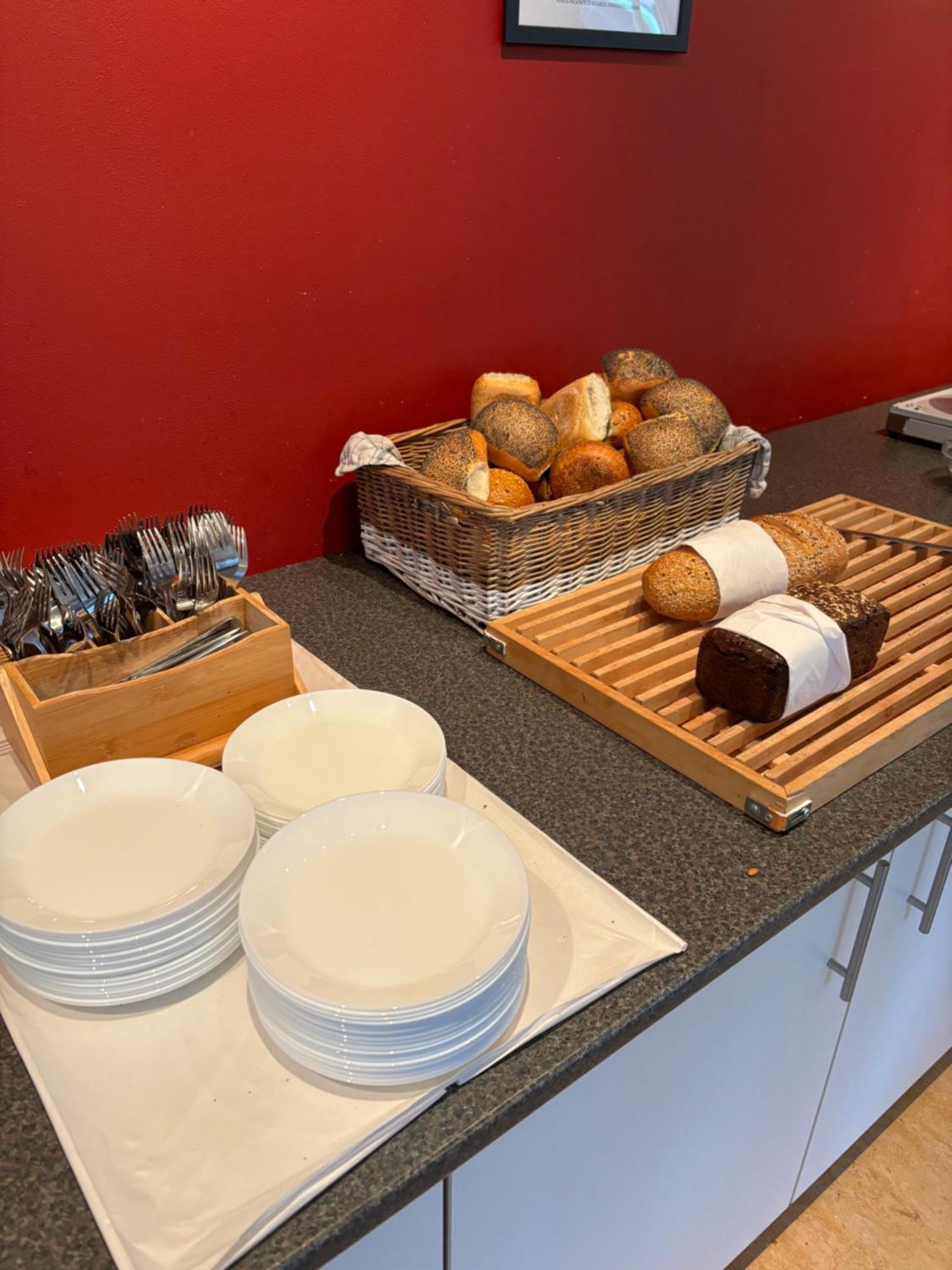 Danhostel Odense City Esterno foto A selection of bread and pastries at a buffet
