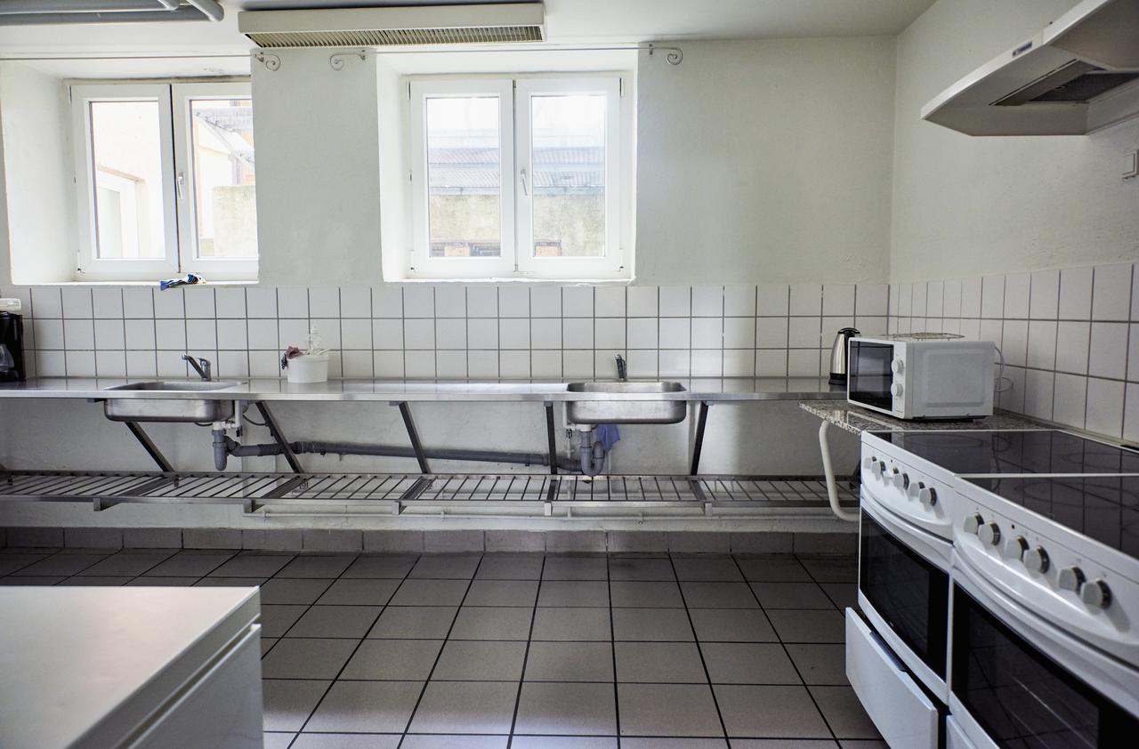 Danhostel Odense City Esterno foto A typical kitchen at a hostel