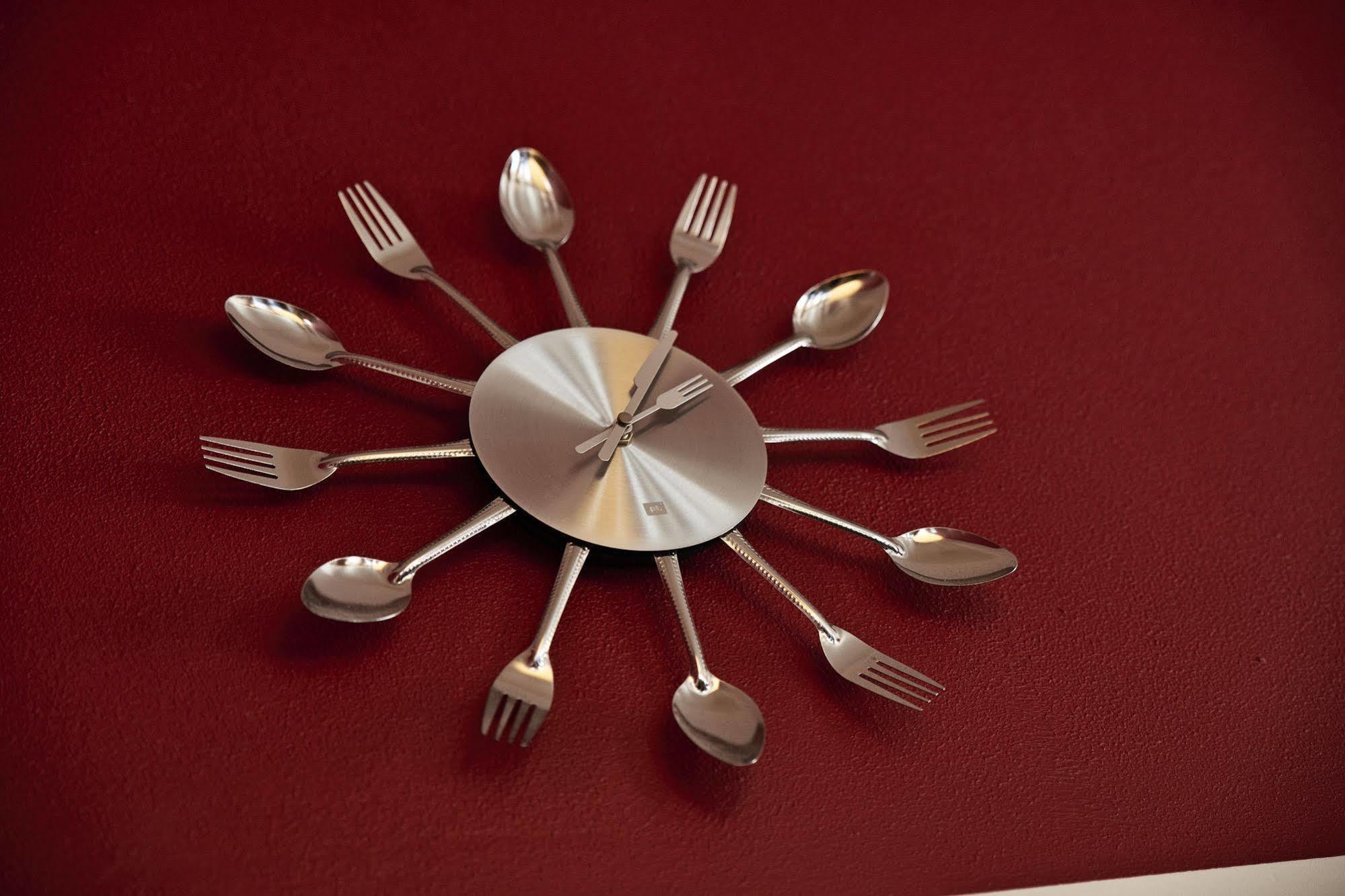 Danhostel Odense City Esterno foto Clock made of cutlery